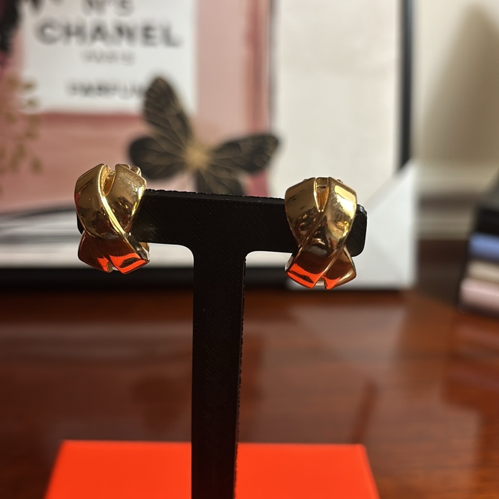 Dior twist clip-on earrings - gold plated!  Comes with a beautiful Dior pouch 💫